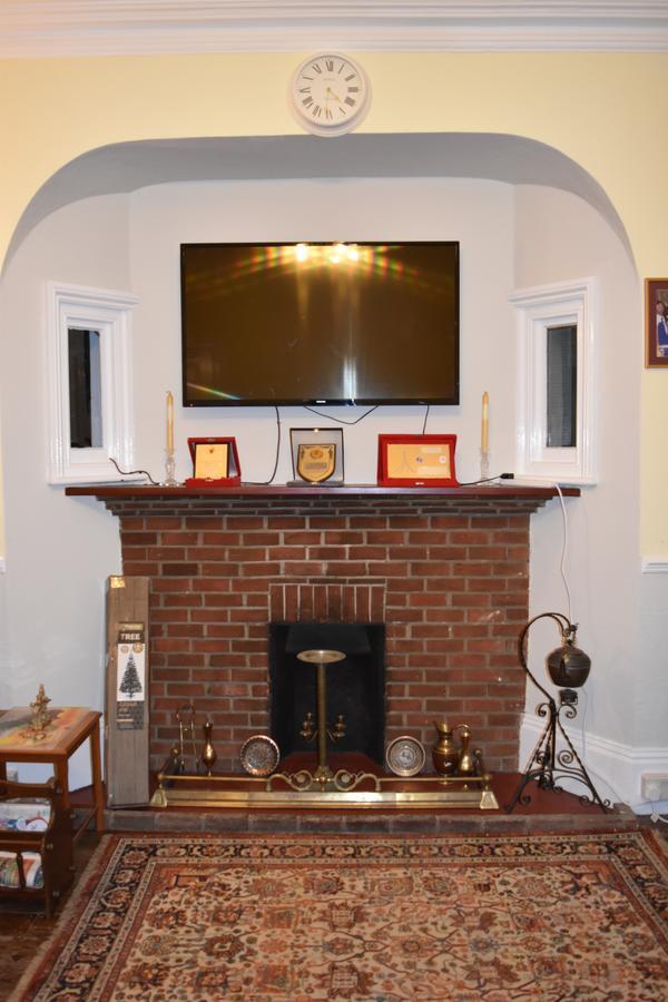 Gatwick Castle B&B Horley Extérieur photo
